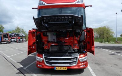 Sattelzugmaschine DAF XG+530, geöffnete Frontklappe