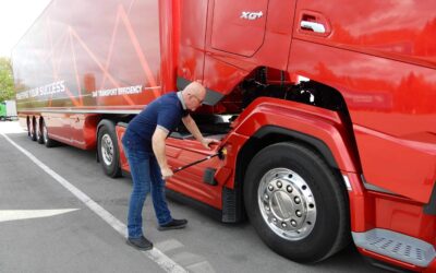 Sattelzugmaschine DAF XG+530, Fahrer beim Kippvorgang