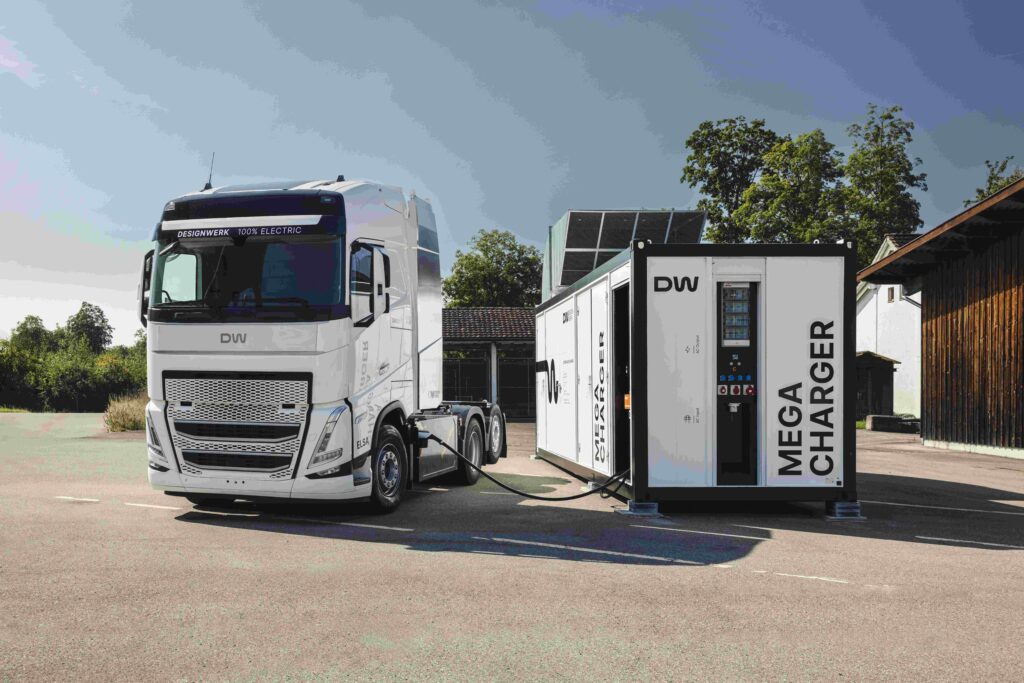 Ein Elektro-Lkw von Designwerk lädt an einer Megawatt-Ladestation