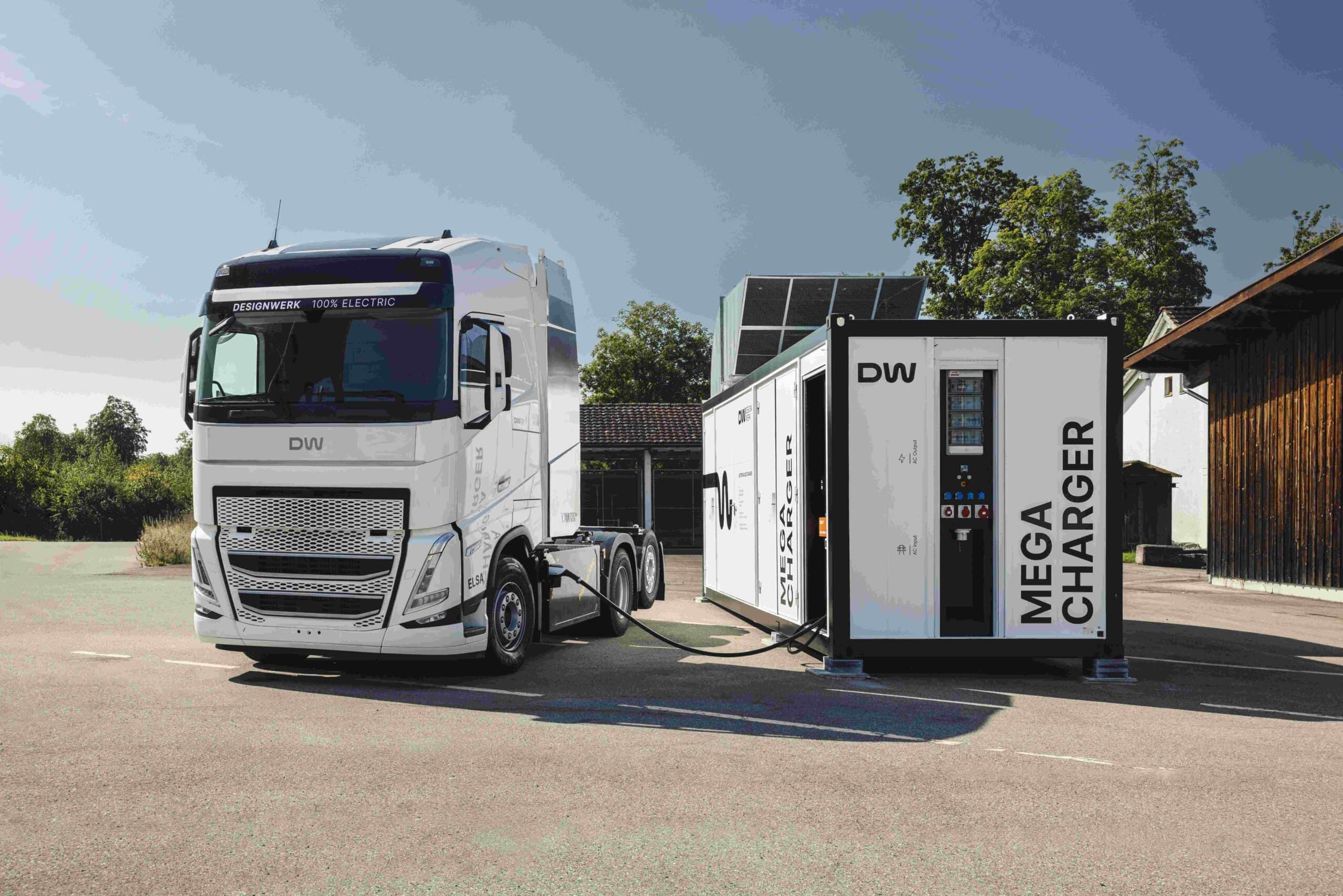 Ein Elektro-Lkw von Designwerk lädt an einer Megawatt-Ladestation