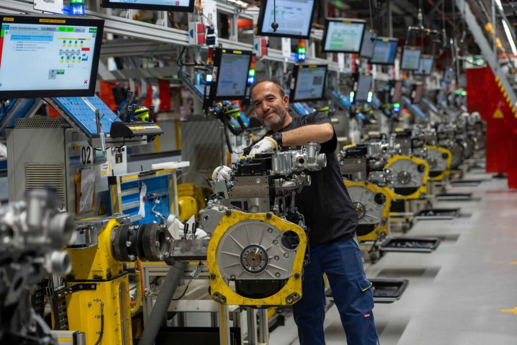 Blick in die Motorenfertigung im Werk von Deutz in Köln