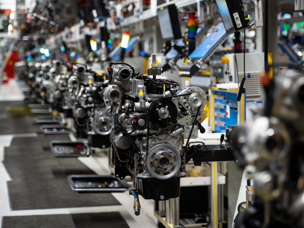 Blick in die Motorenproduktion im Kölner Werk der Deutz AG; zu sehen sind mehrere Motoren hintereinander