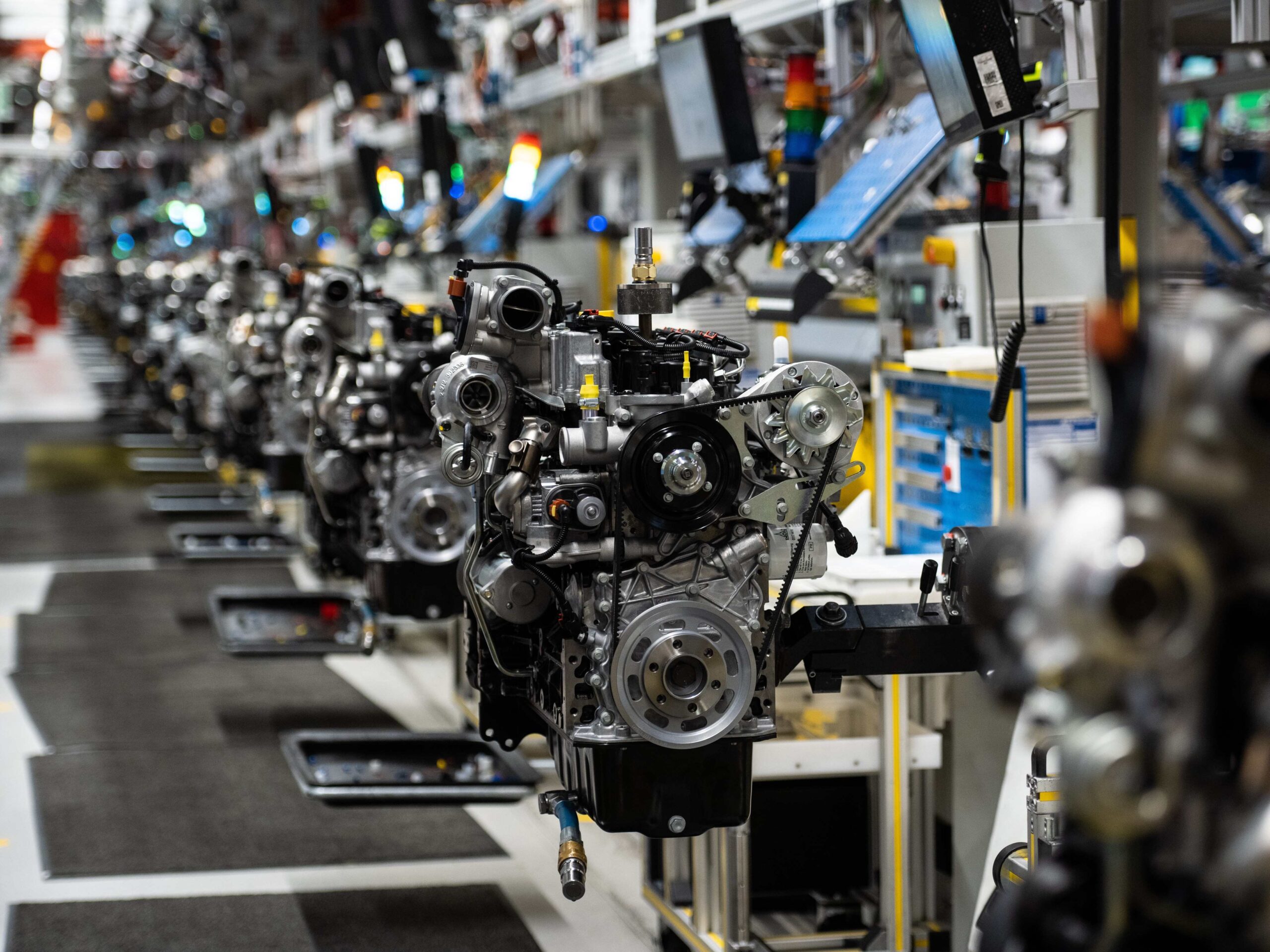 Blick in die Motorenproduktion im Kölner Werk der Deutz AG; zu sehen sind mehrere Motoren hintereinander