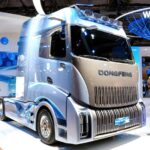 Eine Brennstoffzellen-Sattelzugmaschine von Dongfeng mit Fernverkehrs-Fahrerhaus auf einem Messestand