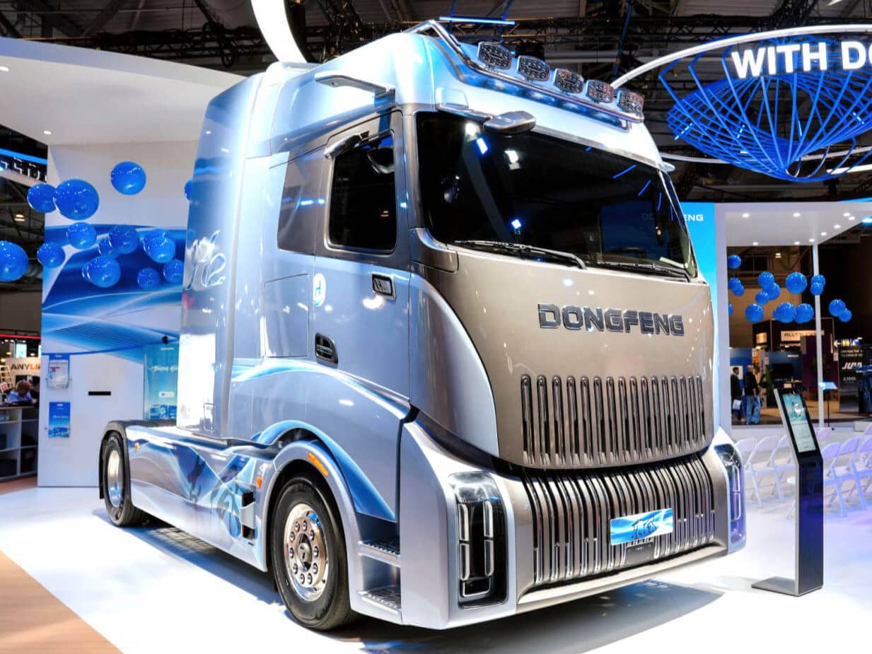 Eine Brennstoffzellen-Sattelzugmaschine von Dongfeng mit Fernverkehrs-Fahrerhaus auf einem Messestand