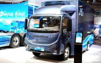 Ein Brennstoffzellen-Komplettfahrzeug von Dongfeng für den Kühl-Verteilerverkehr auf einem Messestand