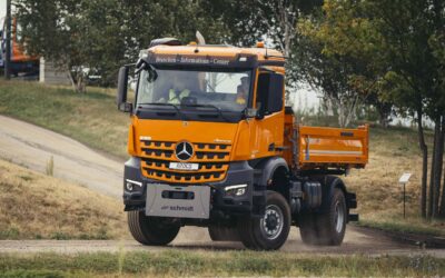 Bild eines Mercedes-Benz Arocs 2240 AK 4x4 mit 22 t GG in einem Baustellenareal