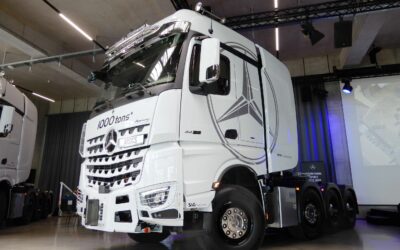 Bild eines Mercedes-Benz Arocs 4463 SLT mit Turbo-Retarder-Kupplung und OM 473 mit 625 PS, ausgestellt in einer Veranstaltungshalle