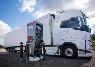 Eine Elektro-Sattelzugmaschine der Marke Volvo lädt an einer Ladesäule von E.ON