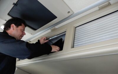 Detailbild von Schrankfächern an der Kabinenrückwand eines Mercedes-Benz Actros