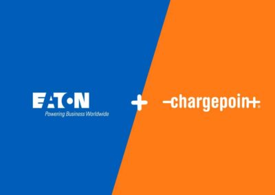 Die Logos der Unternehmen Eaton und Chargepoint nebeneinander