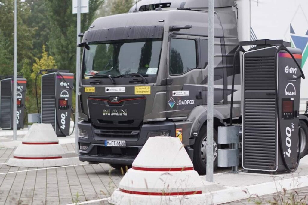 Elektro-Lkw von MAN an einer Ladestation von E.ON