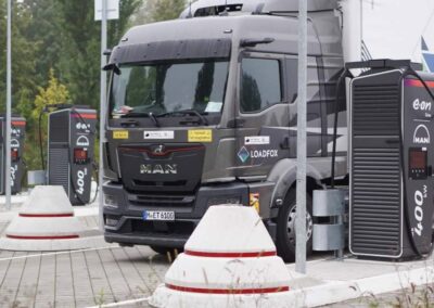 Elektro-Lkw von MAN an einer Ladestation von E.ON