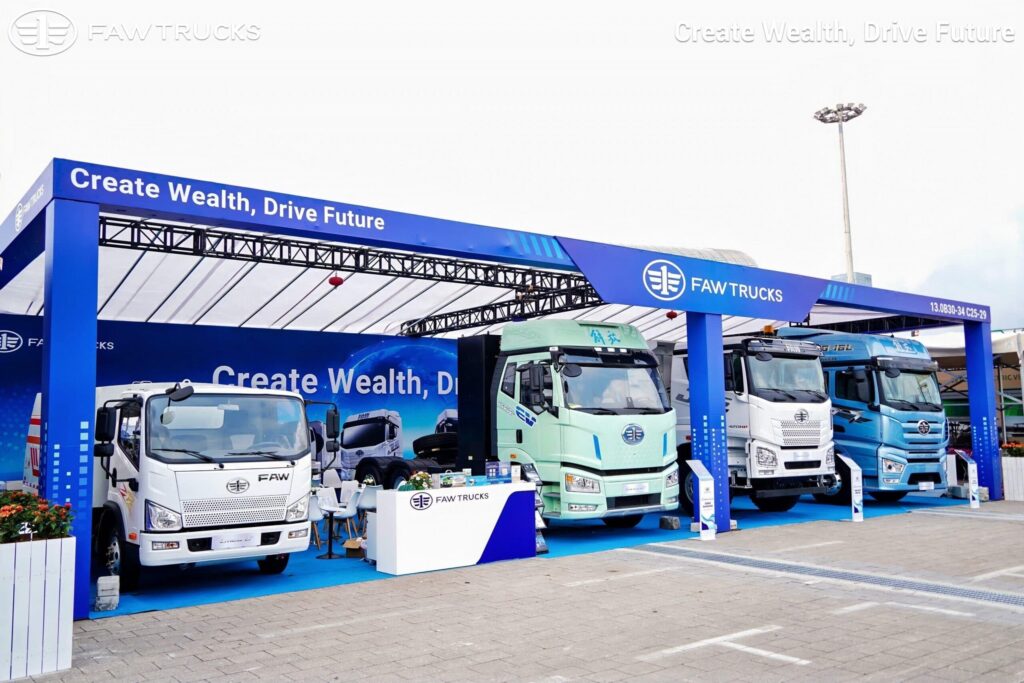 Vier Lkw des chinesischen Herstellers FAW auf der Messe Canton Fair 2026 nebeneinander, von links nach rechts die Modelle Litron LF, Cortron CP, Dortron CP und Cortron CH