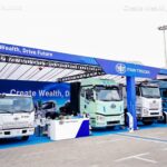 Vier Lkw des chinesischen Herstellers FAW auf der Messe Canton Fair 2026 nebeneinander, von links nach rechts die Modelle Litron LF, Cortron CP, Dortron CP und Cortron CH