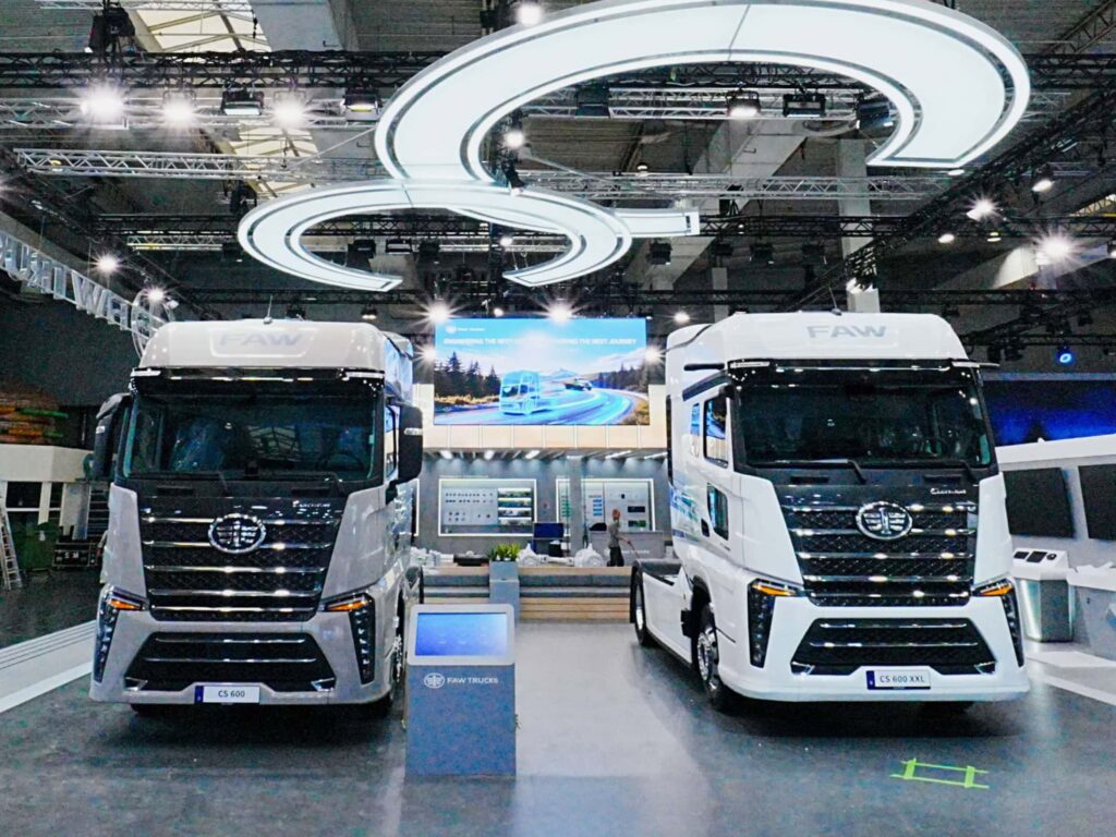 Zwei Sattelzugmaschinen vom Typ FAW Cortron CS600 und CS600 XXL (rechts) nebeneinander auf einem Messestand