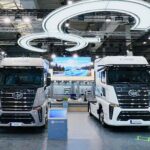 Zwei Sattelzugmaschinen vom Typ FAW Cortron CS600 und CS600 XXL (rechts) nebeneinander auf einem Messestand