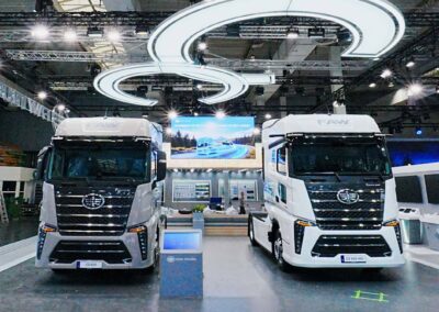 FAW Trucks: Auf dem Sprung nach Europa Zwei Sattelzugmaschinen vom Typ FAW Cortron CS600 und CS600 XXL (rechts) nebeneinander auf einem Messestand