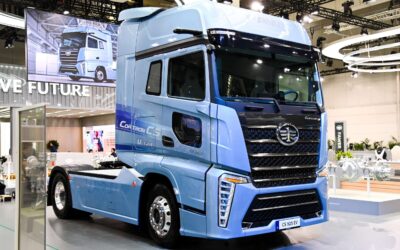 Eine batterieelektrische Sattelzugmaschine vom Typ FAW Cortron CS925 auf einem Messestand