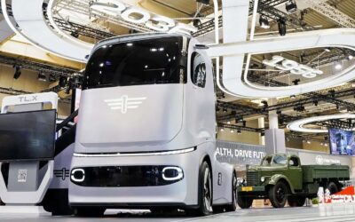 Futuristische Konzept-Sattelzugmaschine FAW „TL.X Visionary Concept Truck” auf einem Messestand; rechts dahinter ein FAW CA10 Haubenwagen aus dem Jahr 1956