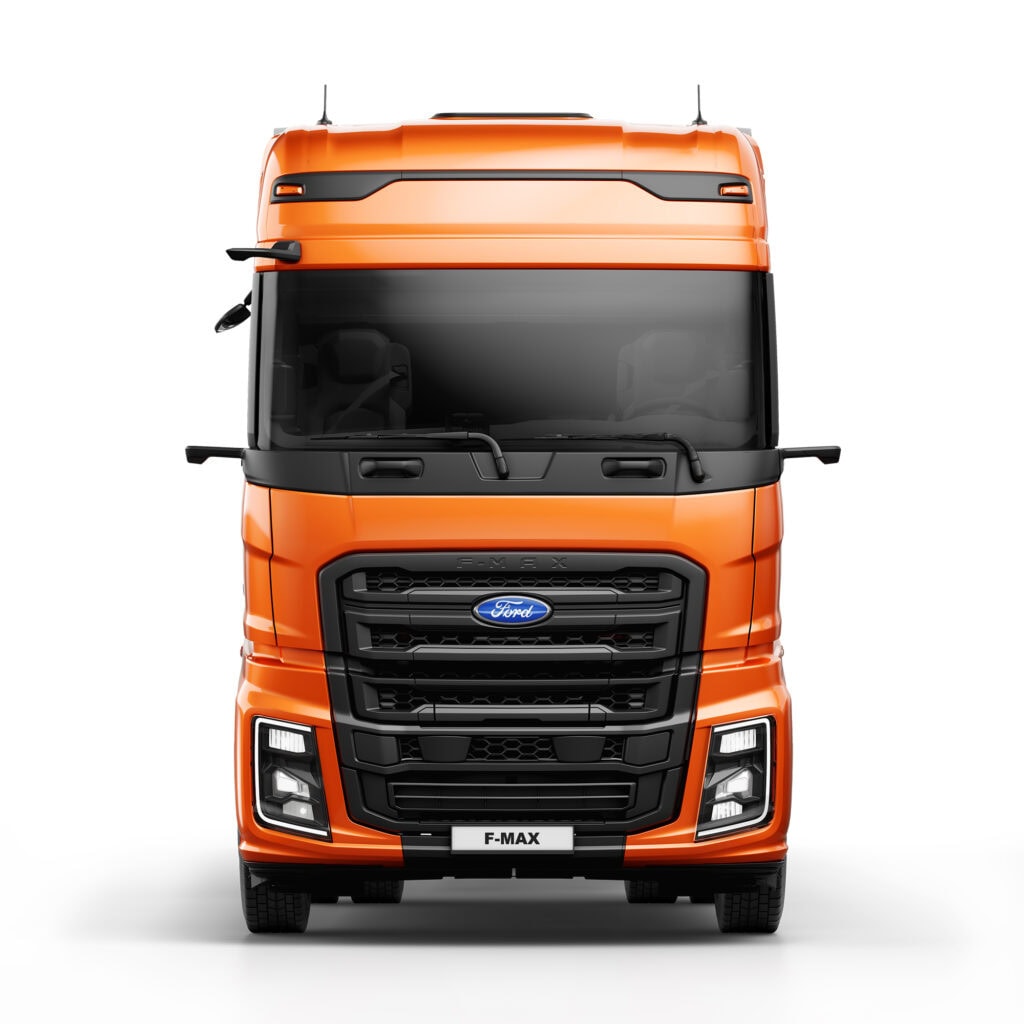 Sattelzugmaschine F-MAX GEN 2.0 von Ford Trucks, Frontansicht vor freigestelltem Hintergrund