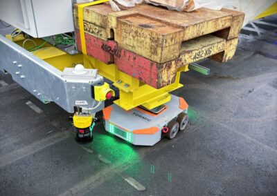 Start-up Formic testet automatisierte Schwarmfahrzeuge Ein Schwerlast-Schwarmfahrzeug des Karlsruher Start-ups Formic in Form eines kompakten AGV unter einer Ecke einer zu Testzwecken transportierten Ballastbrücke