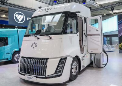 Report: Foton unterstreicht Ambitionen in Europa Aerodynamisch designte und elektrisch angetriebene Sattelzugmaschine vom Typ Cavan Beacon von BAIC Foton auf einem Messestand