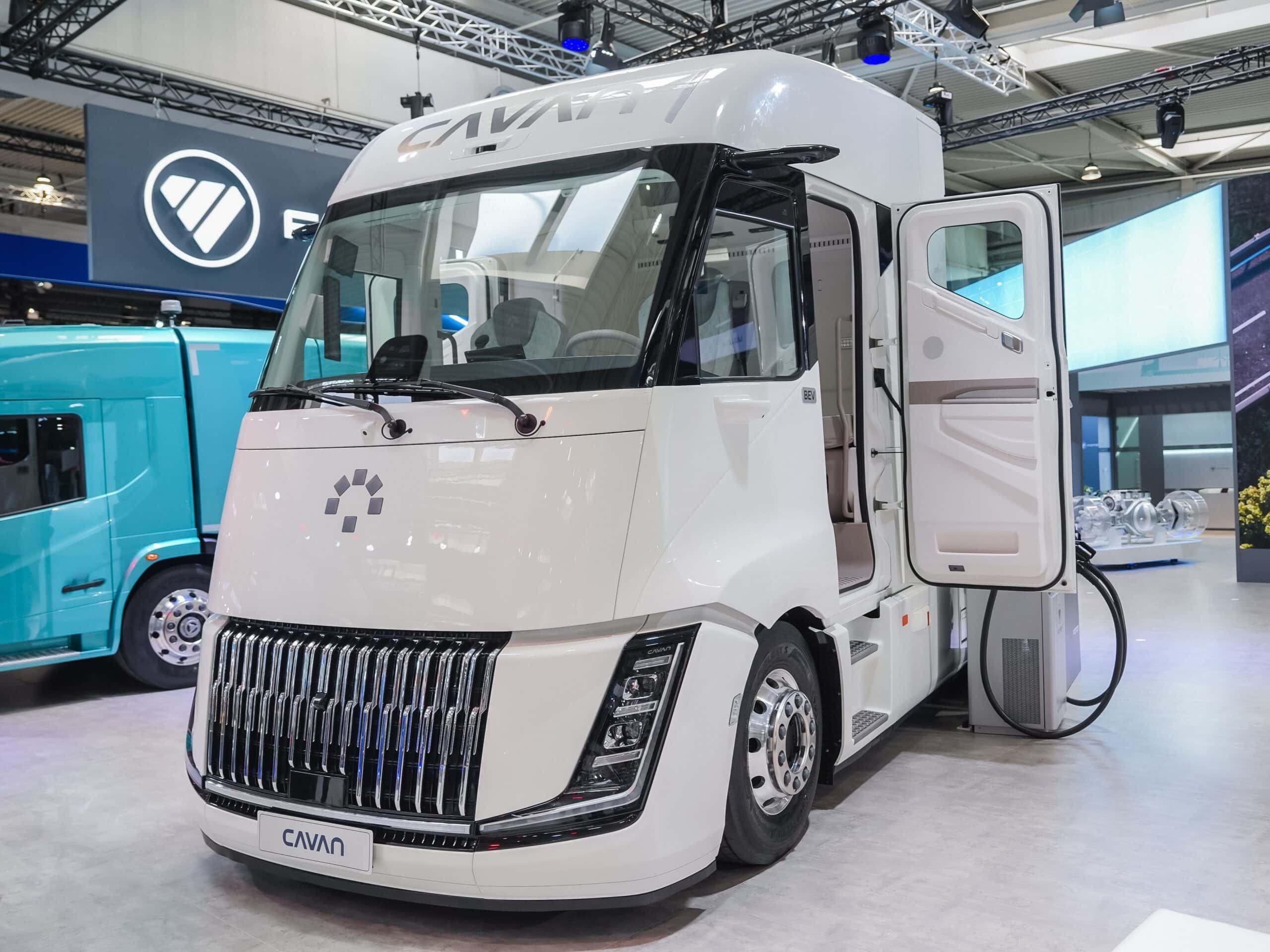Aerodynamisch designte und elektrisch angetriebene Sattelzugmaschine vom Typ Cavan Beacon von BAIC Foton auf einem Messestand