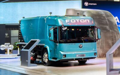 Vollelektrische Kehrmaschine vom Typ Foton eGalaxusD3 mit Niederflurfahrerhaus und Aufbau von Brock Kehrtechnik, präsentiert auf einem Messestand