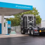 Ein wasserstoffbetriebener Lkw steuert eine Tankstelle von H2 Mobility an