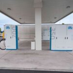 Eine Wasserstofftankstelle von H2 Mobility mit verschiedenen Ladesäulen für 350 und 700 bar
