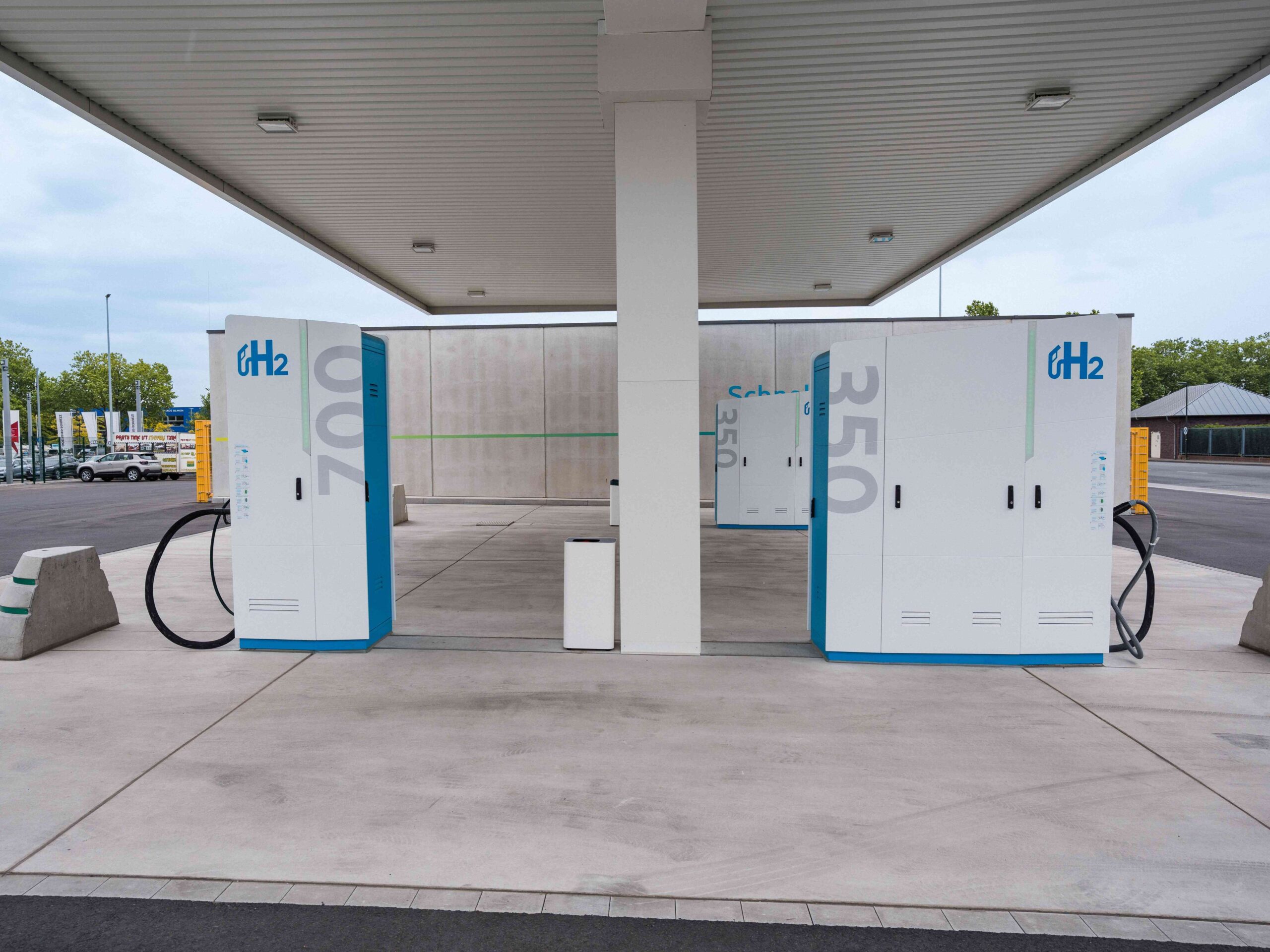 Eine Wasserstofftankstelle von H2 Mobility mit verschiedenen Ladesäulen für 350 und 700 bar