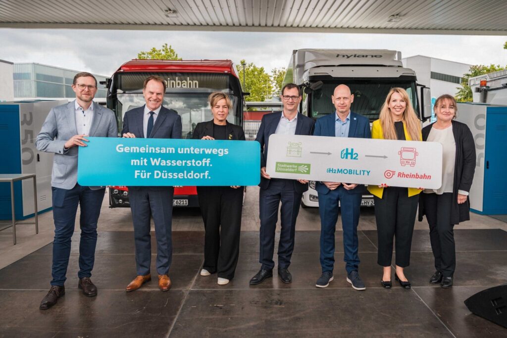 H2-Tankstelleneröffnung in Düsseldorf mit Aufstellung von sieben Personen aus Politik und Wirtschaft