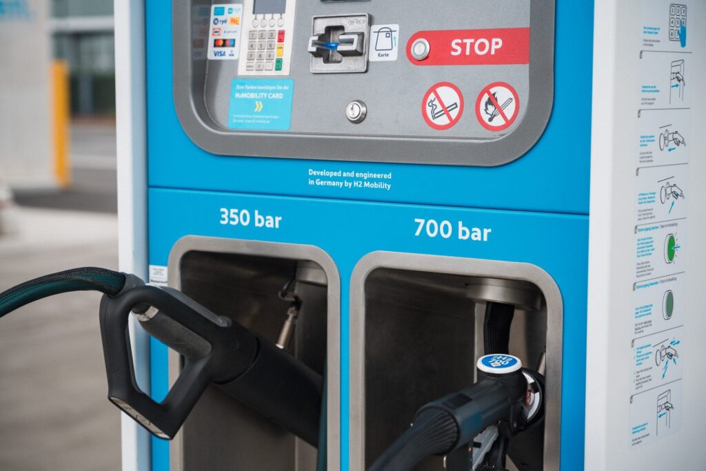 Bild einer Wasserstoff-Zapfsäule mit zwei Anschlüssen für 350 und 700 bar