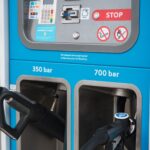 Bild einer Wasserstoff-Zapfsäule mit zwei Anschlüssen für 350 und 700 bar