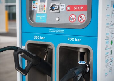 Bild einer Wasserstoff-Zapfsäule mit zwei Anschlüssen für 350 und 700 bar