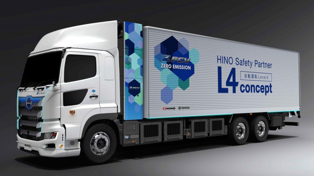 Dreiachsiger Brennstoffzellen-Lkw vom Typ Hino Profia Z FCV, Prototyp mit Selbstfahrtechnologie; Studioaufnahme
