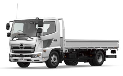 Mittelschwerer Zweiachs-Lkw vom Typ Hino Ranger; Studioaufnahme