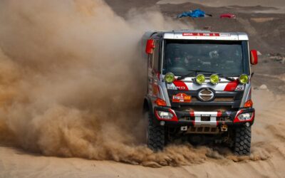 Rallye-Fahrzeug vom Typ Hino Ranger in der Wüste