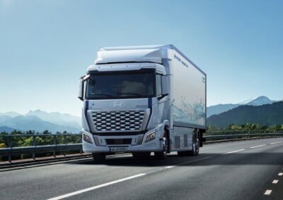 Ein Brennstoffzellen-Lkw vom Typ Hyundai Xcient Fuel Cell mit Kofferaufbau fährt auf einer Straße