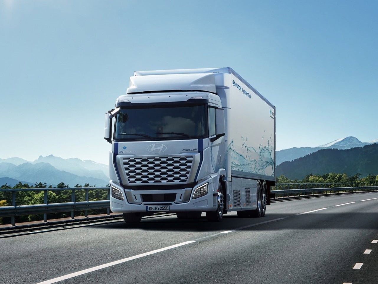 Ein Brennstoffzellen-Lkw vom Typ Hyundai Xcient Fuel Cell mit Kofferaufbau fährt auf einer Straße