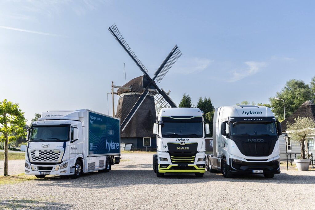 Mietflotte von Hylane nebeneinander: Hyundai Xcient, MAN hTGX und Iveco S-eWay Fuel Cell (v.l.n.r.)