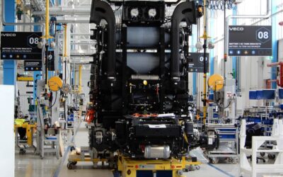Blick in die Montagehalle von Iveco in Ulm mit einem im Bau befindlichen S-eWay Fuel Cell