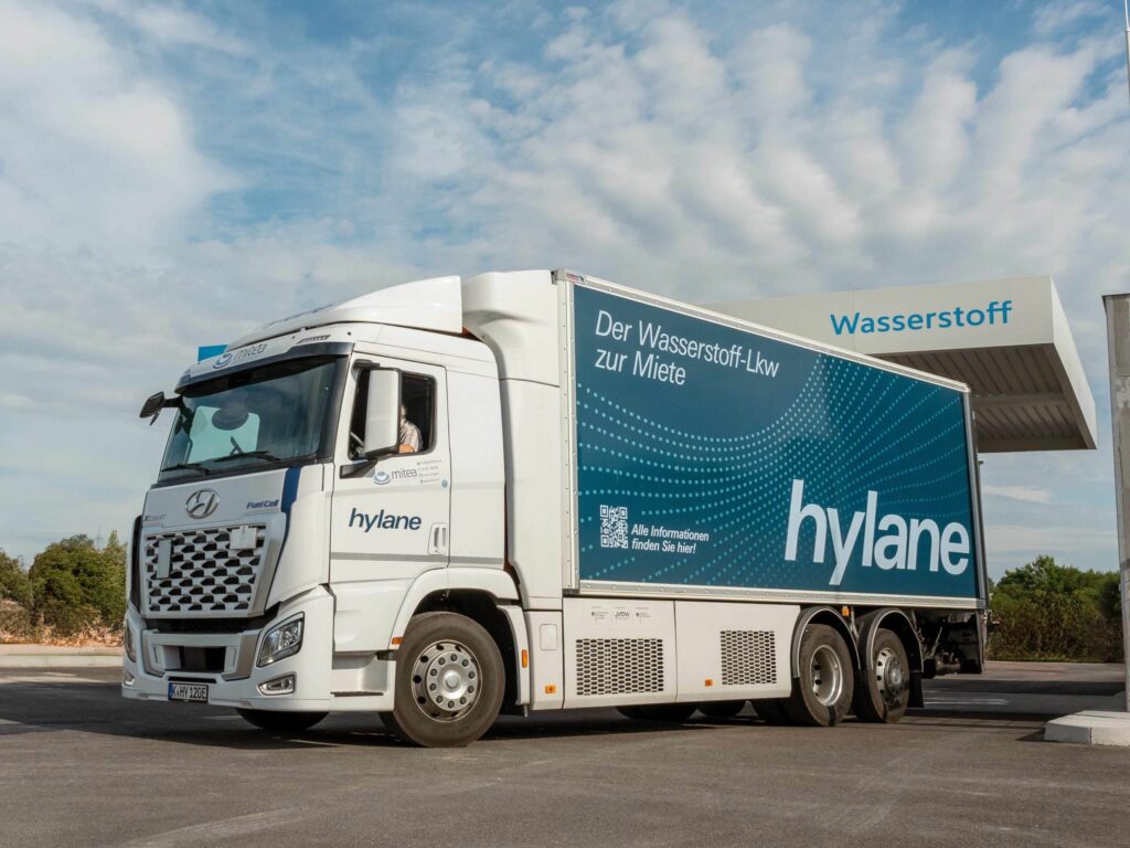Brennstoffzellen-Lkw Hyundai Xcient von Hylane an einer Wasserstofftankstelle
