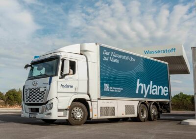 Brennstoffzellen-Lkw Hyundai Xcient von Hylane an einer Wasserstofftankstelle
