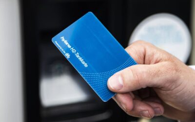 Eine Hand hält eine Wasserstoff-Tankkarte von Hylane