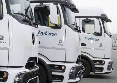 Drei Mercedes eActros 600 nebeneinander