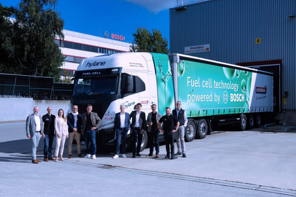 Gruppenbild mit Mitarbeitern von Bosch, Iveco, Hylane und Schäflein vor einem Iveco S-eWay Fuel Cell