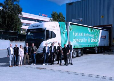 Hylane liefert Iveco S-eWay Fuel Cell für „Mehrfachtest“ Gruppenbild mit Mitarbeitern von Bosch, Iveco, Hylane und Schäflein vor einem Iveco S-eWay Fuel Cell