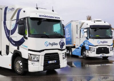 Zwei Brennstoffzellen-Lkw von Hyliko, basierend auf der Baureihe Renault Trucks T, nebeneinander